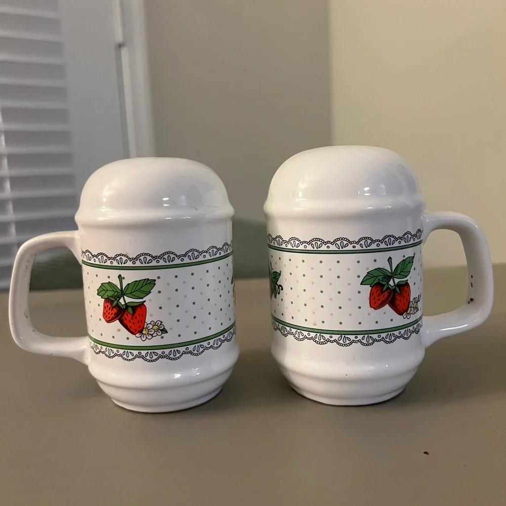Vintage Strawberry Ceramic Salt & Pepper Shaker Set (Mug Style with Lids)